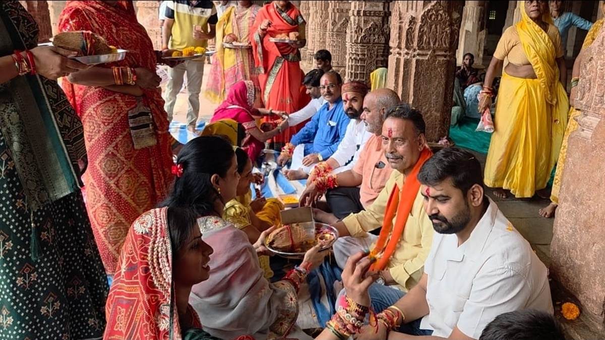 धार की भोजशाला में सत्याग्रह के साथ मनाया रक्षाबंधन, बहनों ने भाइयों की कलाई पर बांधा रक्षा सूत्र