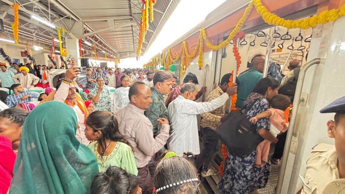 उम्मीदों की पटरी : 18 साल बाद आई वह सुबह, जब धार की धरती पर दौड़ी पहली रेल