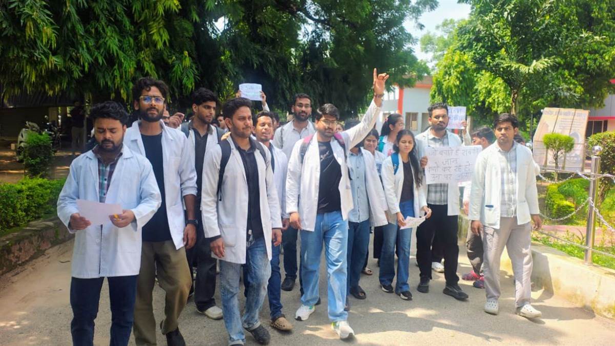 भोपाल में लाठीचार्ज के विरोध में ग्वालियर GRMC के इंटर्न डॉक्टरों का प्रदर्शन, हजार बिस्तर अस्पताल में दिया धरना; स्टाइपेंड बढ़ाने की मांग