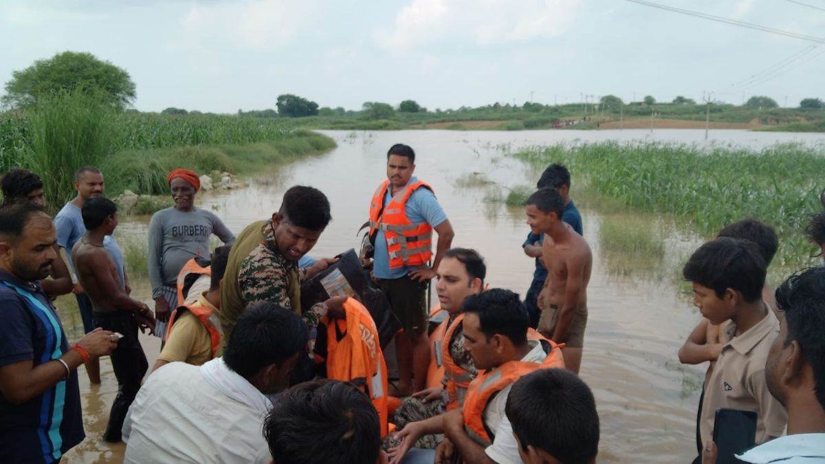 चारों ओर पानी-पानी, टापू बने मंदिर में जलती रही अखंड ज्योति, पुजारी ने रेस्क्यू टीम के साथ जाने से किया मना