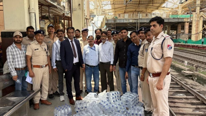 ग्वालियर रेलवे स्टेशन पर पंजाब मेल की पेंट्रीकार से 200 से अधिक अनधिकृत पानी की बोतलें जब्त, खाद्य नमूनों की जांच शुरू