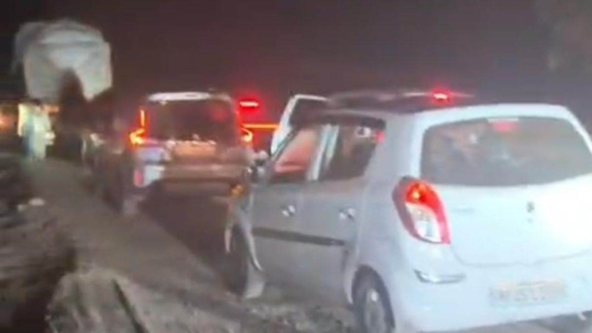 झाबुआ में टला बड़ा हादसा : थांदला-मेघनगर अंतरप्रांतीय मार्ग पर गिरे हाई टेंशन लाइन के तार, लगा लंबा जाम