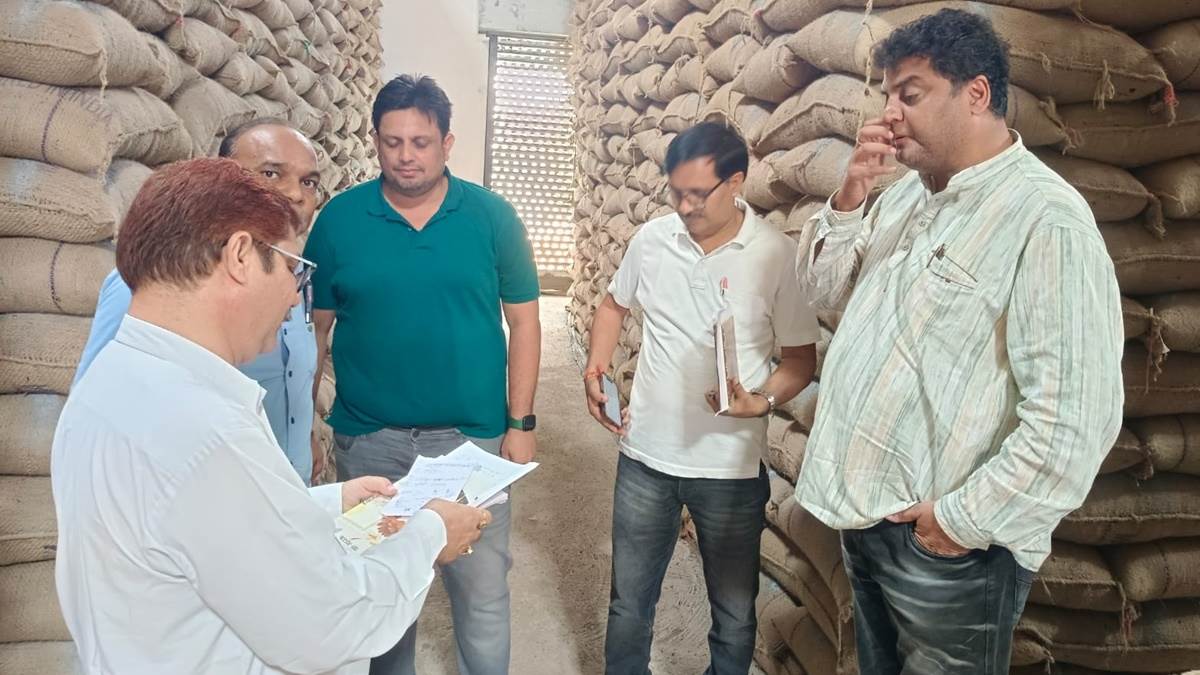 Jabalpur News मिलावटी मूंग को नीलाम करके जाने का मामला, वेयरहाउस की