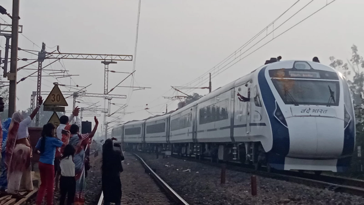 Vande Bharat Train: विशाखापट्टनम से दुर्ग आ रही वंदेभारत एक्सप्रेस पर फिर पथराव, कोच का टूटा शीशा, यात्रियों में हड़कंप