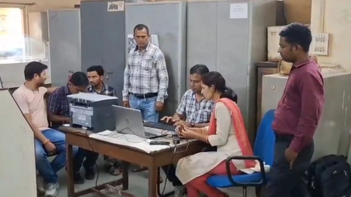 पन्ना में छुट्टियां अप्रूव करने के लिए क्लर्क ने मांगी 2500 रुपये की रिश्वत, लोकायुक्त ने रंगे हाथों पकड़ा