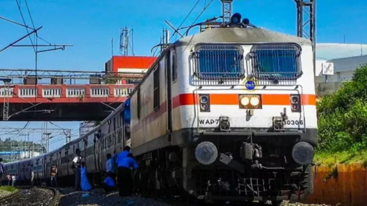 Indian Railways News: त्योहारी सीजन में लोगों का घर लौटना हुआ मुश्किल, स्पेशल ट्रेनों में भी अब सीटें फुल