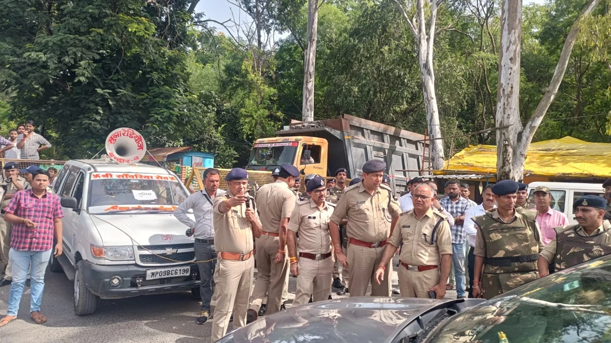 इंदौर में ग्रीन फील्ड कॉरिडोर के विरोध में किसानों की ट्रैक्टर रैली, शहर की सीमा पर पुलिस फोर्स तैनात