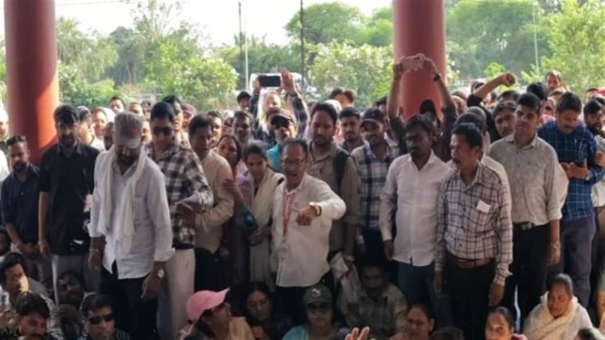 24 घंटे में काम पर नहीं लौटे तो सेवा होगी समाप्त! MP में पटवारियों की हड़ताल...