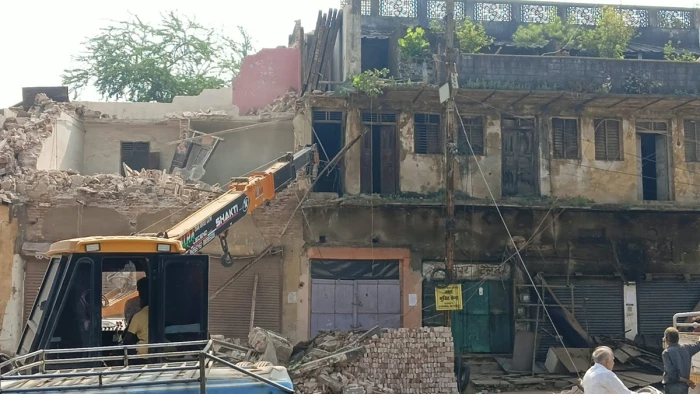 कटनी में जर्जर हो चुकी अग्रवाल बिल्डिंग पर चला बुलडोजर, हादसे के बाद नगर निगम को आई हटाने की याद