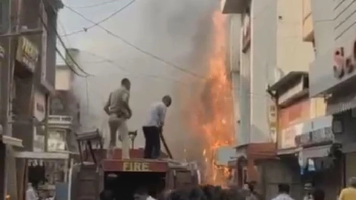 भोपाल के न्यू मार्केट में छोले-भटूरे की दुकान में लगी भीषण आग, 25 फीट ऊपर उठीं लपटें, मची अफरा-तफरी