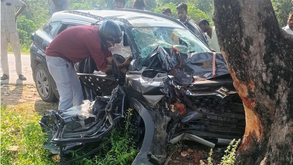 रिश्तेदार का हाल जानने जा रहे थे 5 लोग, ट्रक से बचने में बेकाबू हुई कार पेड़...