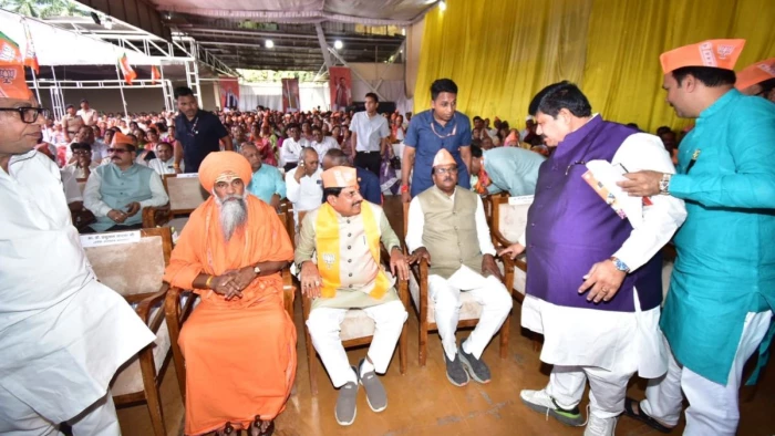 उज्जैन में सेवा संकल्प सभा में मुख्यमंत्री के पास बैठने को लेकर सांसद और विधायक में तनातनी, सोते नजर आए कालूहेड़ा