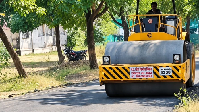 धार में बिना भूमिपूजन, बिना प्रचार... छह घंटे में सुधरा अस्पताल का जर्जर मार्ग, समाजसेवियों ने 200 मीटर में कराया डामरीकरण