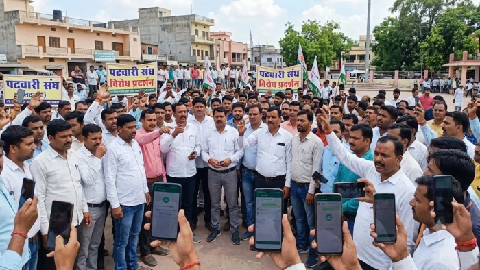 देवास में निलंबन की कार्रवाई से भड़के पटवारी, इंदौर के 320 ने सरकारी वाट्सएप ग्रुप छोड़कर जताया विरोध