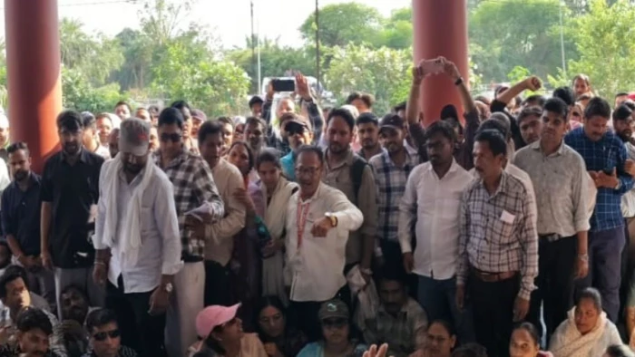 सेवा समाप्ति के विरोध में देवास में जुटे एक हजार से ज्यादा पटवारी, रैली निकाली, कलेक्टर के खिलाफ की जमकर नारेबाजी