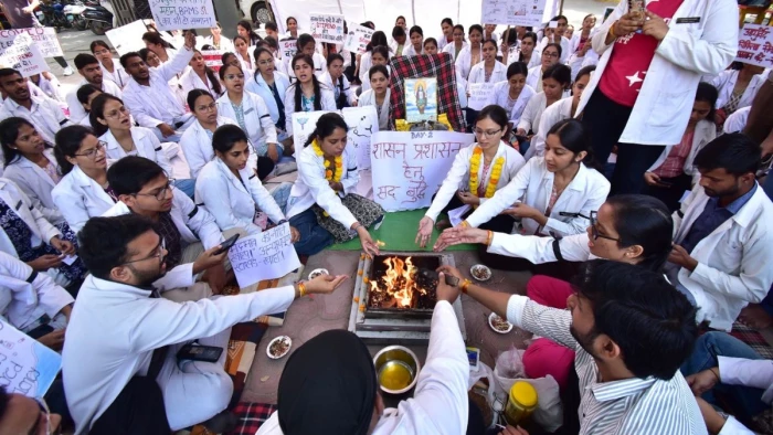 स्टाइपेंड में भेदभाव के खिलाफ दो छात्राएं भूख हड़ताल पर, धन्वंतरि आयुर्वेद कॉलेज के विद्यार्थियों ने सरकार को सद्बुद्धि देने को लेकर किया यज्ञ