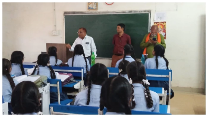 संयुक्त संचालक का स्कूलों में छापा: आधे शिक्षक गायब, टाइम-टेबल से नहीं हो रही पढ़ाई, दो प्राचार्यों को नोटिस, MDM की गुणवत्ता पर भी फटकार