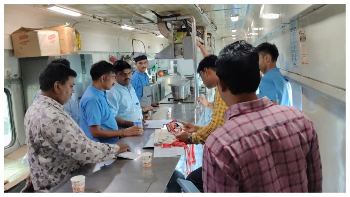 ट्रेन के किचन में गंदगी का खेल: दस्ताने नहीं, टोपी नहीं, मेडिकल कार्ड तक नहीं, 35 पेंट्री स्टाफ पर 25 हजार का जुर्माना