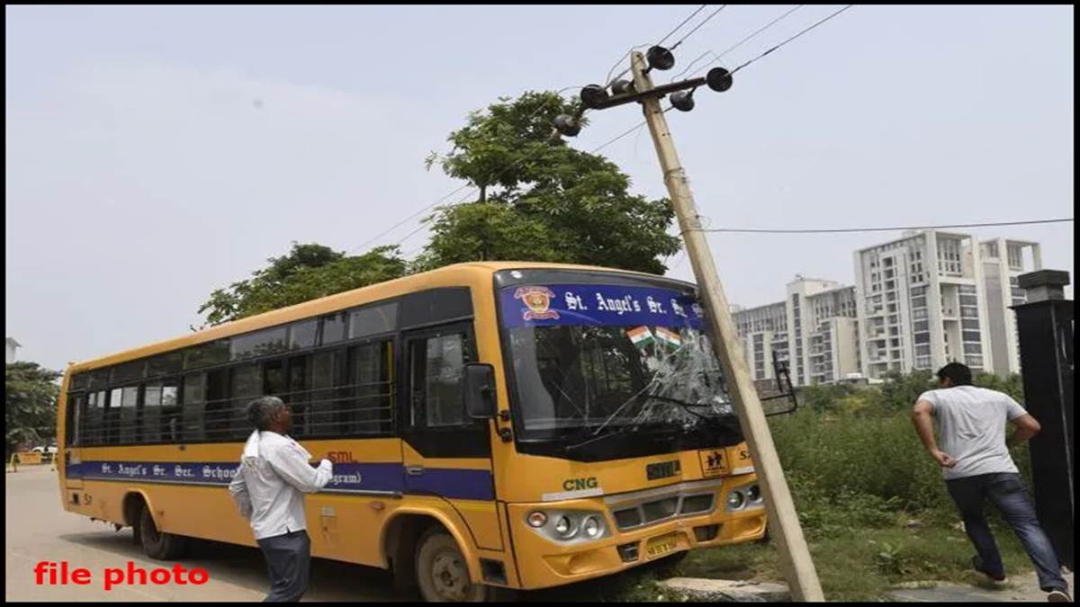 Datia Bus Accident: चलती बस का स्टेयरिंग फेल, बिजली पोल से टकराई, 1 की मौत, 20 घायल