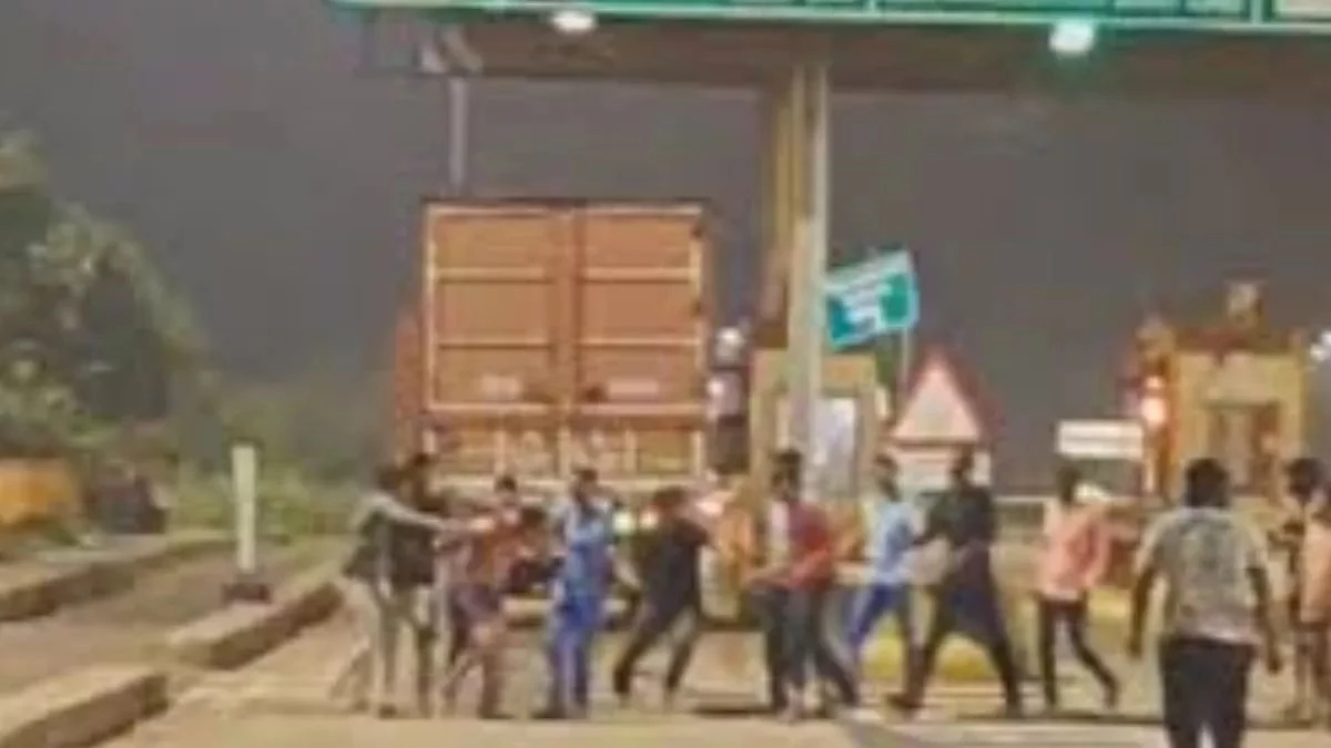 MP: जबलपुर-नागपुर राष्ट्रीय राजमार्ग पर स्थित टोल प्लाजा पर कार सवार युवकों का हंगामा, कर्मचारियों से मारपीट, FIR दर्ज