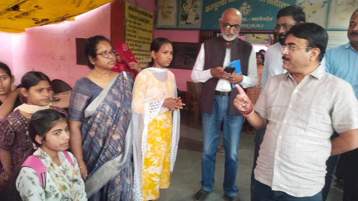 Dewas News: छात्रावास की बालिकाओं ने रोका स्वास्थ्य मंत्री का काफिला