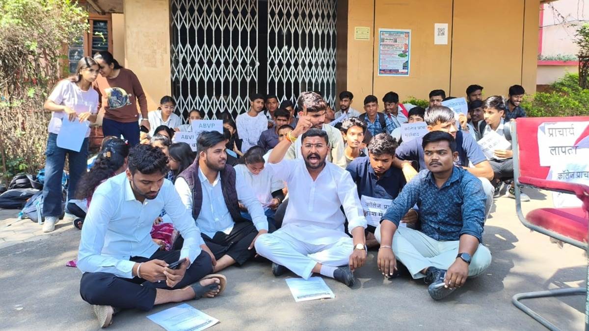 प्राचार्य कॉलेज नहीं आती, टाॅयलेट साफ नहीं होती, किताबें नहीं मिलती