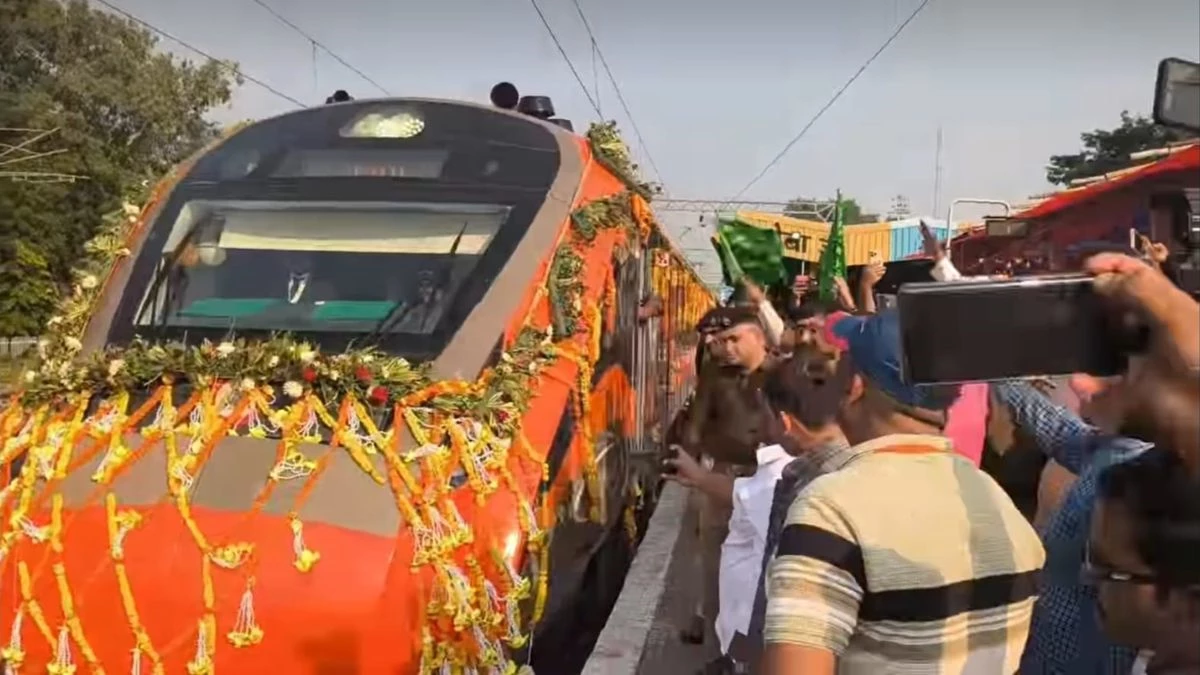 खजुराहो को मिली एक और वंदे भारत की सौगात, अब पर्यटन में तेज रफ्तार पकड़ेगा बुंदेलखंड