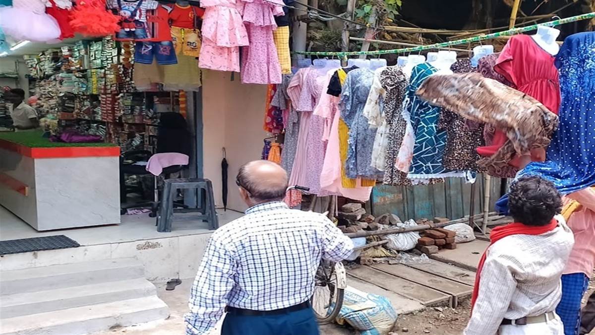 बिलासपुर में सड़क किनारे अतिक्रमण करने वाले दुकानदारों पर चल रही कार्रवाई