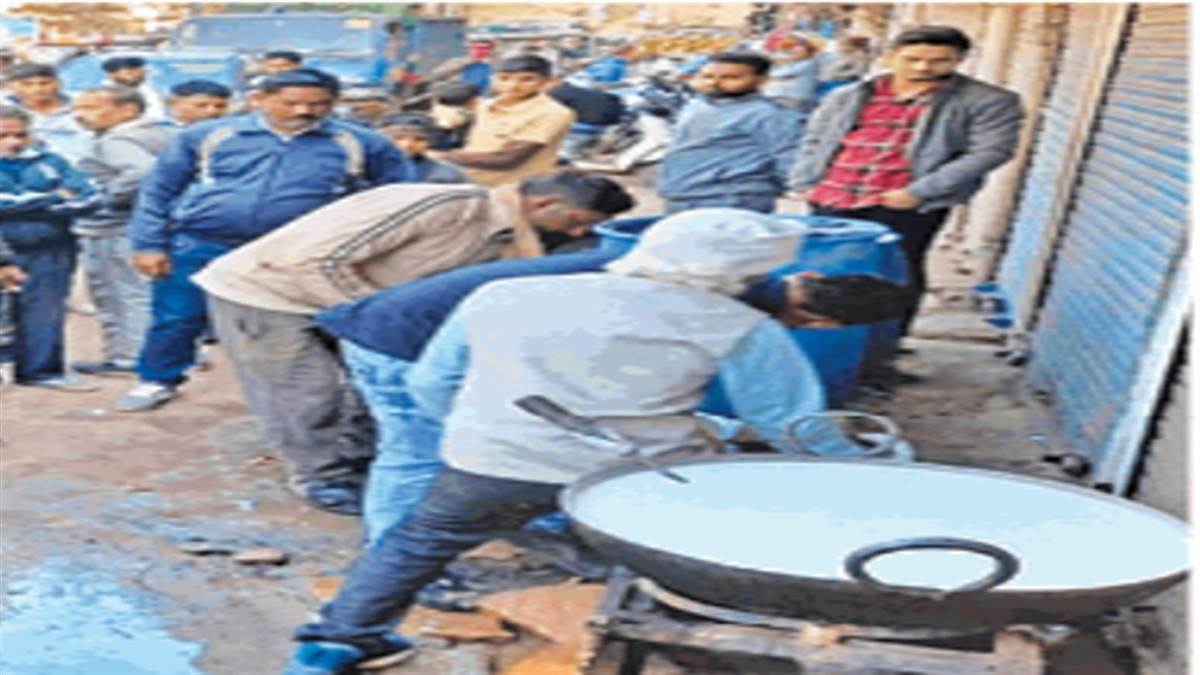 Fine on milk dairy in Gwalior: दूध डेयरी पर लगाया जुर्माना कचरा फेंकने वालों को फटकार