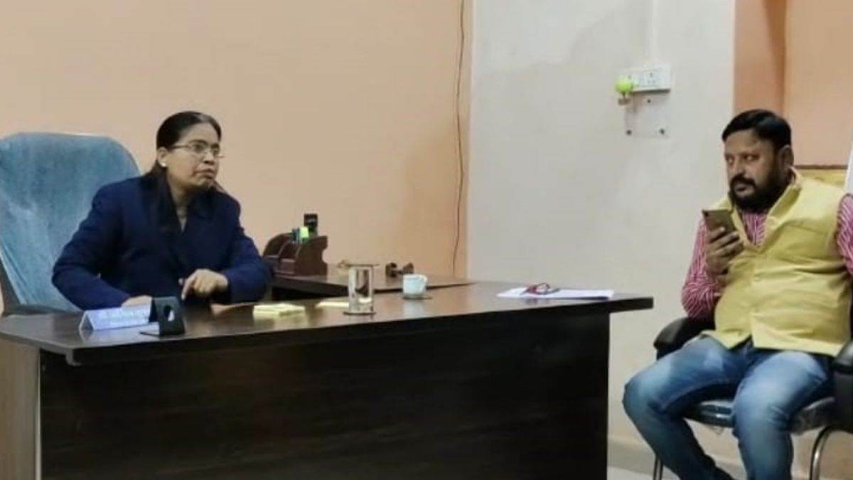 Betul News खुद को DEO बताते हुए कार्यालय में कुर्सी पर बैठी महिला