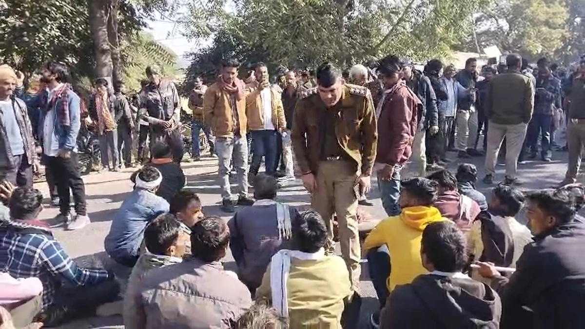 मध्य प्रदेश के छतरपुर और टीकमगढ़ जिले में खाद की किल्लत को लेकर किसानों ने किया चक्काजाम