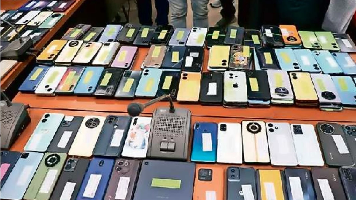 उम्मीद छोड़ चुके थे लोग, ग्वालियर पुलिस ने 1.82 करोड़ रुपये के 736 मोबाइल ढूंढकर लौटाई मुस्कान