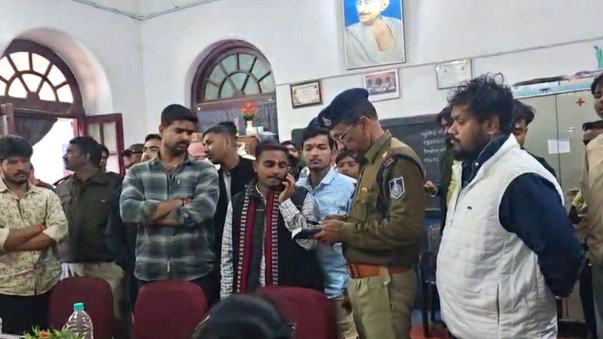 सिवनी के मिशन स्कूल में छात्रों से ईसाई धर्म के उपदेश बुलवाने पर भड़के हिन्दूवादी संगठन, DEO ने प्राचार्य को जारी किया नोटिस