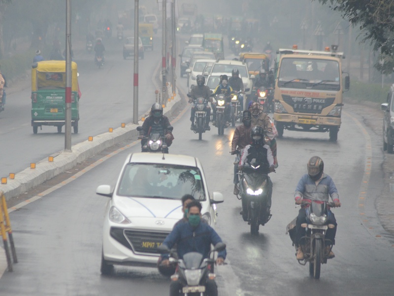 Gwalior Weather Update कोहरे में लिपटा शहर, 100 मीटर बाद कुछ नहीं आया