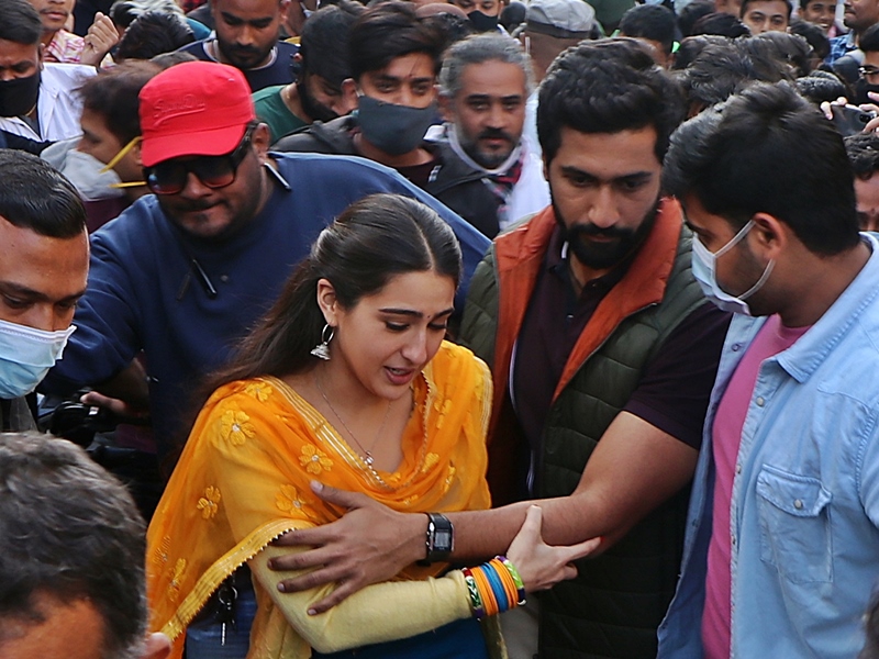 Luka Chuppi 2 Shooting Vicky Kaushal came out to save Sara Ali Khan from  the mob in Indore