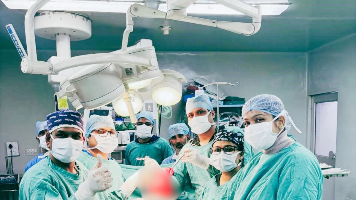 भोपाल में महिला के गर्भाशय से निकाला 15cm का ट्यूमर, पेशाब की नली और आंतों को जकड़ चुका था कैंसर, BMHRC ने दी नई जिंदगी