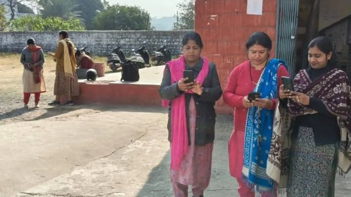 MP में Online Attendance बना 'जी का जंजाल', ई-अटेंडेंस के लिए नेटवर्क की खोज में छत पर और पानी की टंकी पर नजर आ रहे शिक्षक