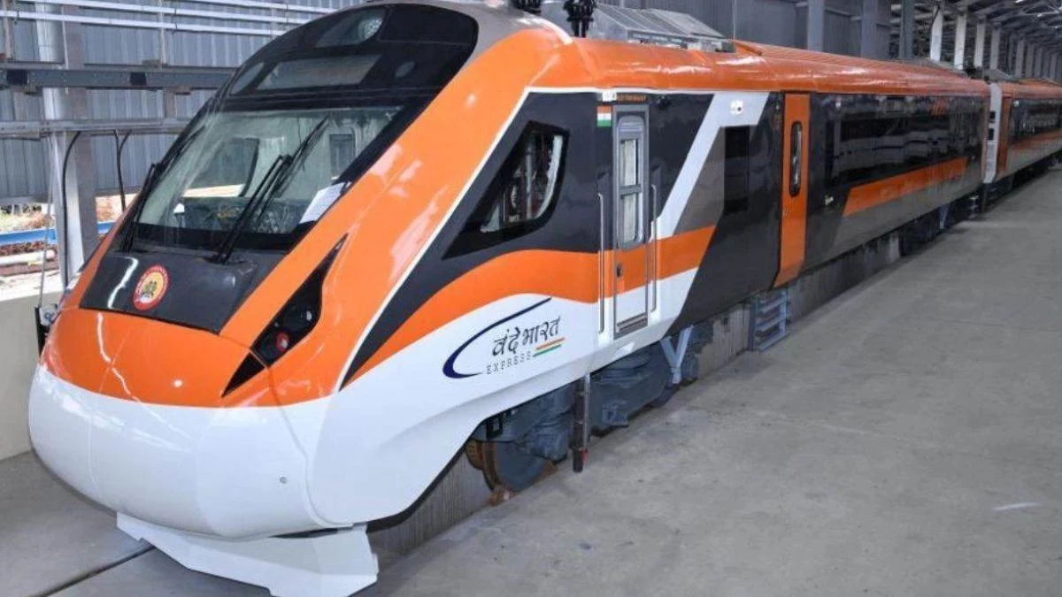 Indian Railway: ग्वालियर में कोहरे के कारण हाई-स्पीड ट्रेनें घंटों लेट, यात्रियों को प्लेटफार्म पर इंतजार करना पड़ा