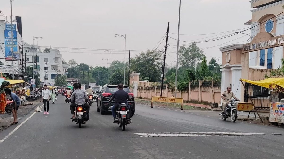 गजब की चोरी! विदिशा में चोर उखाड़ ले गए 8 लाख के स्पीड ब्रेकर, नगर पालिका को खबर तक नहीं