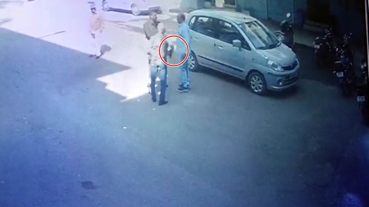 Indore News: पार्किंग को लेकर विवाद, इंदौर नगर निगम में रिटायर्ड फौजी ने सुरक्षाकर्मी पर तानी रिवाल्वर, देखिये Video