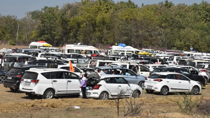 Mahakumbh 2025: एमपी-यूपी सीमा पर 8 घंटे में तय हो रही 20 किमी की दूरी, प्रयागराज जाने वाहनों की लंबी लाइन