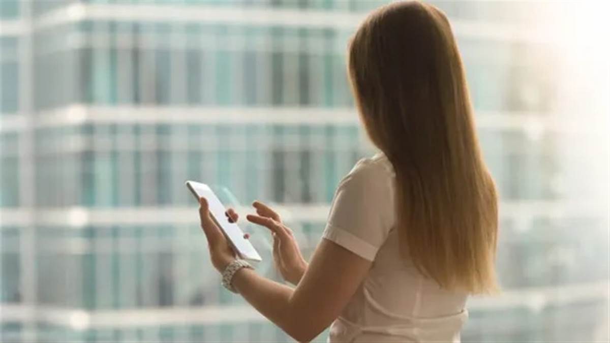 बेंगलुरु में बेटी की शर्मनाक करतूत... मां की प्राइवेट फोटो बॉयफ्रेंड को भेजी, अब प्रेमी संग हुई फरार