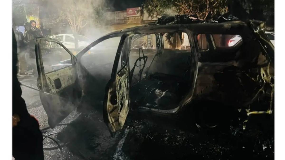 शहडोल में चौपाटी के पास चलती अर्टिगा कार बनी आग का गोला, बाल-बाल बचीं दो महिलाएं