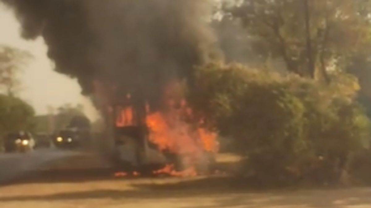 बलौदाबाजार से रायपुर आ रही बस में अचानक लगी आग, यात्रियों में मची अफरा-तफरी