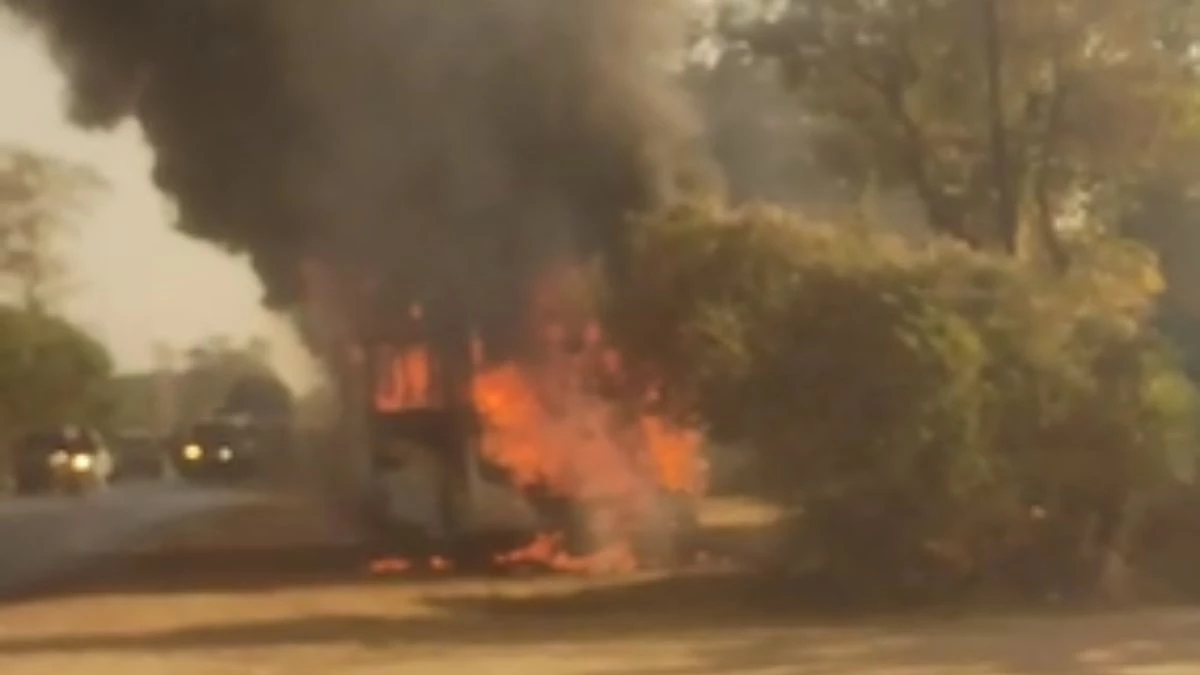 बलौदाबाजार से रायपुर आ रही बस में अचानक लगी आग, यात्रियों में मची अफरा-तफरी