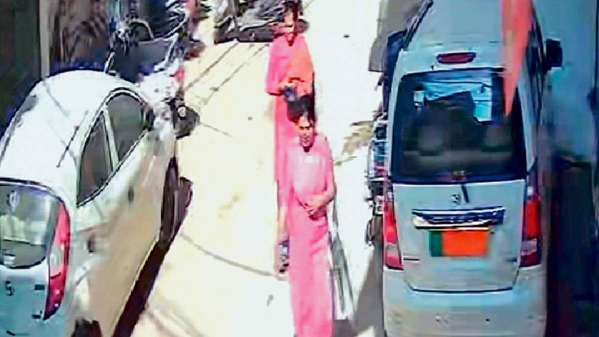 नोटों की गड्डी बनी कागज की रद्दी : बुजुर्ग महिला को बातों में फंसाकर उतरवाए सोने के गहने, रुपए गिनने के बहाने रोका था