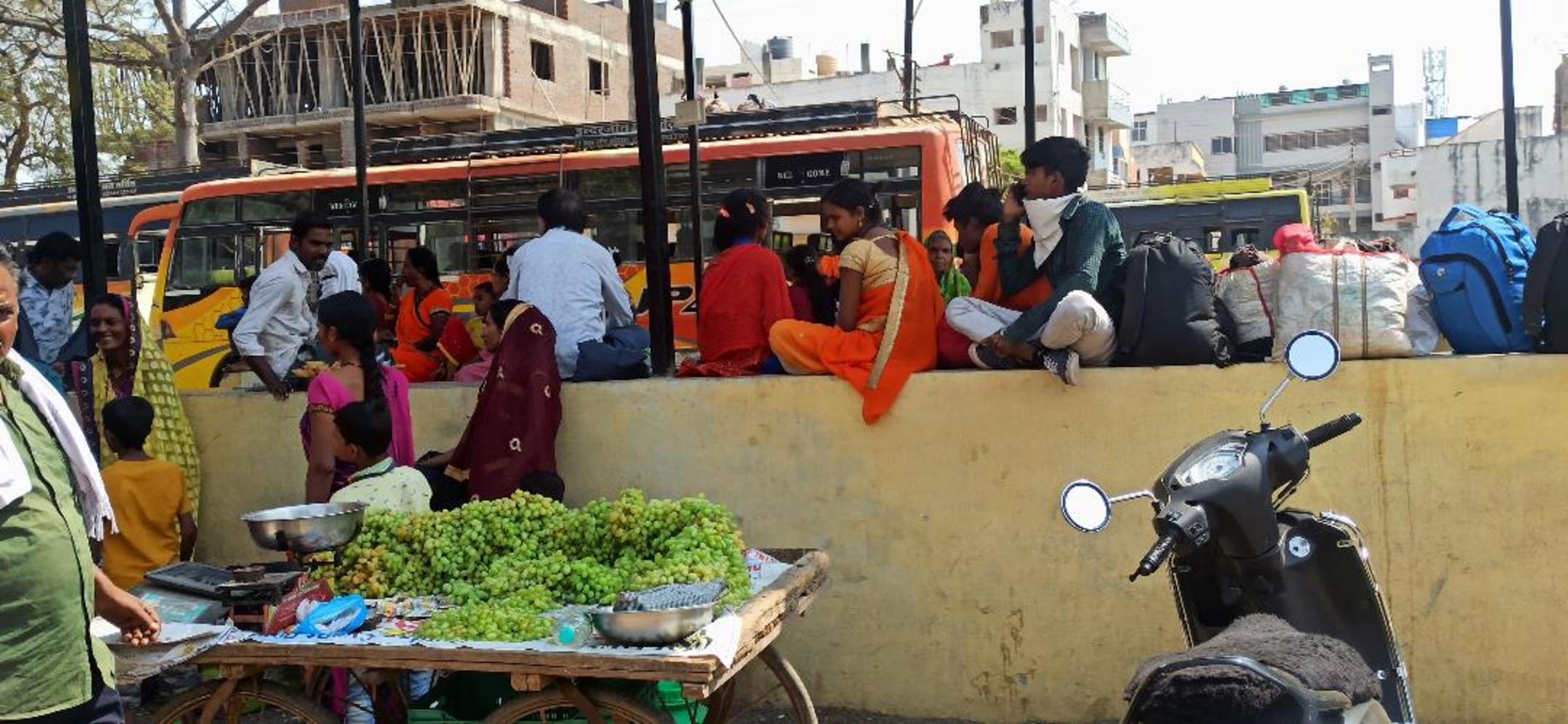 शेड में नहीं बैठने की व्यवस्था परिसर में अतिक्रमण No seating arrangement in the shed