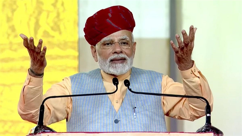 PM Modi in Gujarat: PM Modi took stock of development projects, discussed with top officials