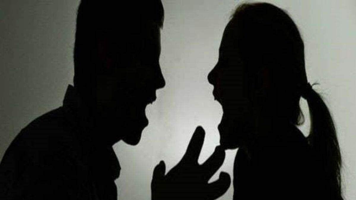 Khandwa News: पति ने थप्पड़ मारा तो पत्नी ने चप्पल से कर दी उसकी धुनाई