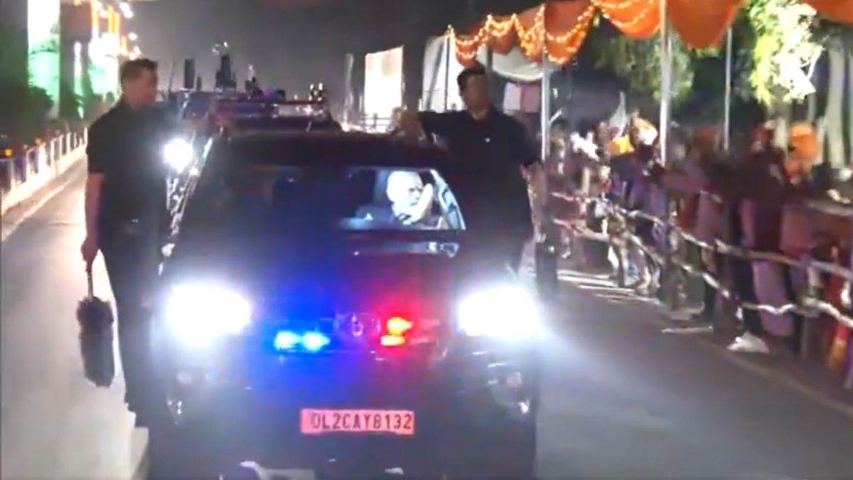 PM Modi Roadshow: PM मोदी उम्मीदवार बनने के बाद पहली बार पहुंचे वाराणसी, रोड शो में पहुंची भारी भीड़